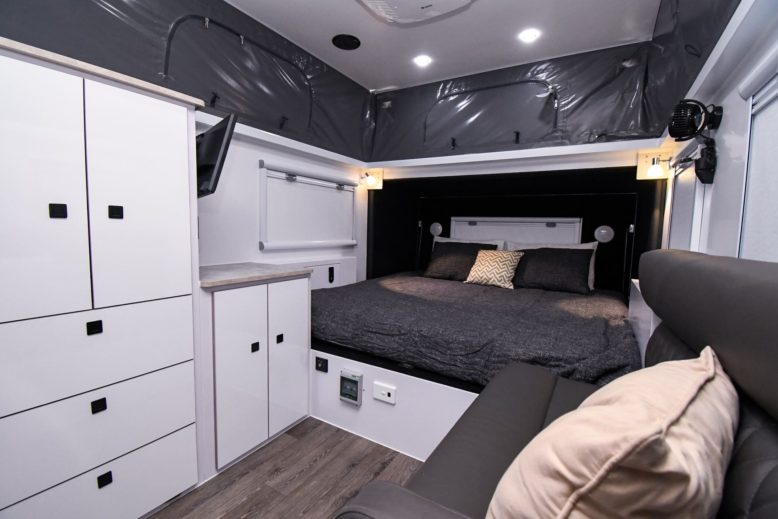 13ft Hybrid Caravan for Couples